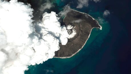 Dieses von Maxar Technologies zur Verfügung gestellte Satellitenbild zeigt aufsteigenden Dampf- und Gaswolken über den Vulkan Hunga-Tonga-Hunga-Ha'apai  / © Satellite image ©2022 Maxar  (dpa)