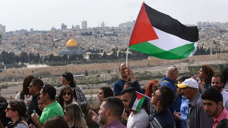 Palästinensische Flagge vor Felsendom / © Debbie Hill/CNS photo (KNA)