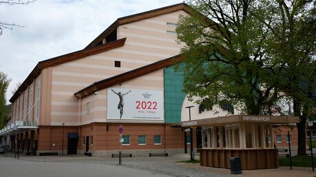 Außenansicht des Passionstheaters Oberammergau mit einem großen Banner für die Passionspiele 2022 / © Dieter Mayr (KNA)
