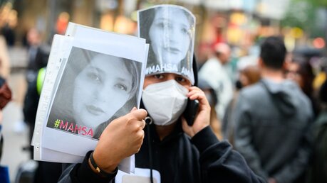 Hamburg: Solidaritätskundgebung nach dem Tod Mahsa Aminis im Iran in Polizeigewahrsam / © Jonas Walzberg (dpa)