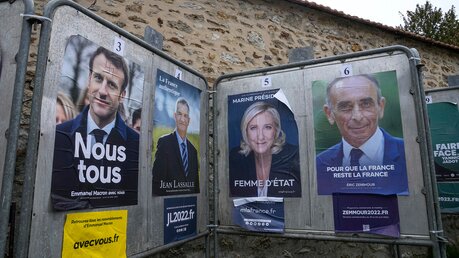 Wahlkampfplakate von Frankreichs Präsidenten Emmanuel Macron, dem unabhängigen Kandidaten Jean Lassalle, der rechtsextremen Kandidatin Marine Le Pen und des rechtsextremen Kandidaten Eric Zemmour / © Michel Euler (dpa)