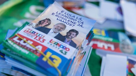 Flugblätter werben für Lula da Silva als nächsten Präsidenten in Brasilien / © Myke Sena (dpa)