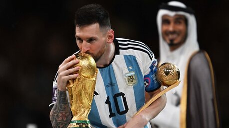 Lionel Messi küsst den Pokal / © Maximiliano Luna/telam (dpa)