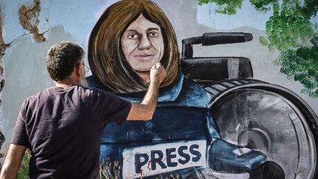 Wandgemälde aus Syrien nach dem Tod der Journalistin im Westjordanland / © Anas Alkharboutli (dpa)