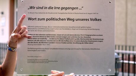 Gedenktafel zur Erinnerung an das "Darmstädter Wort" vor dem Elisabethenstift in Darmstadt am 16.08.2017. / © Thomas Lohnes (epd)