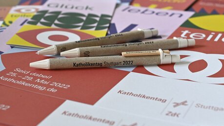 Flyer und Kugelschreiber des 102. Deutschen Katholikentags in Stuttgart / © Gerhard Baeuerle (epd)