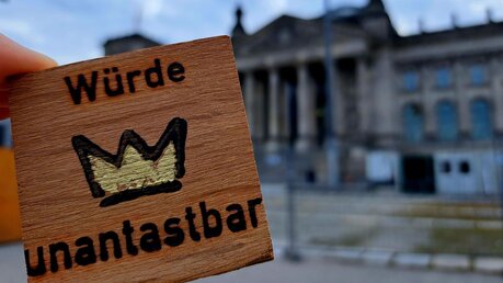 Die Würdetafel vor dem Bundestag in Berlin / © Ralf Knoblauch