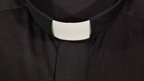 Priesterhemd mit eingestecktem Collar / © Harald Oppitz (KNA)