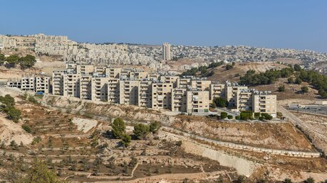 Blick auf eine jüdische Siedlung auf einem Hügel im Westjordanland nahe Bethlehem, palästinensisches Gebiet / © Julius Bramanto (shutterstock)