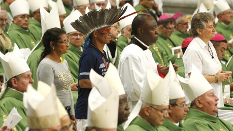 Indigene und Geistliche beim Gottesdienst der Amazonas-Synode / © Paul Haring (KNA)