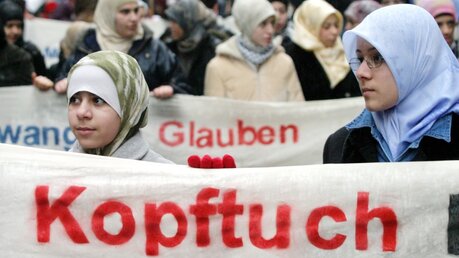 Muslima demonstrieren für das Recht, Kopftuch zu tragen (epd)
