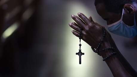 Mann in Brasilien im Gebet / © Leo Correa (dpa)