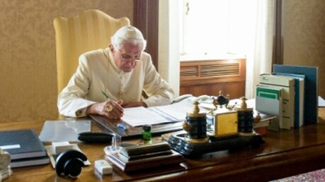 Papst em. Benedikt XVI. am Schreibtisch / © Osservatore Romano/Romano Siciliani (KNA)