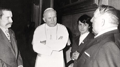 Papst Johannes Paul II. mit Lech Walesa (l.), Vorsitzender der Gewerkschaft Solidarnosc und seiner Familie / © N.N. (KNA)