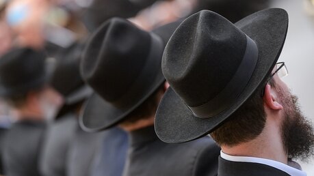 Symbolbild: Rabbiner in einer Jüdischen Synagoge / © Axel Heimken (dpa)