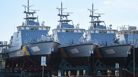 Rüstungsexporte: Patrouillenboote auf einer Werft in Mecklenburg-Vorpommern / © Stefan Sauer (dpa)