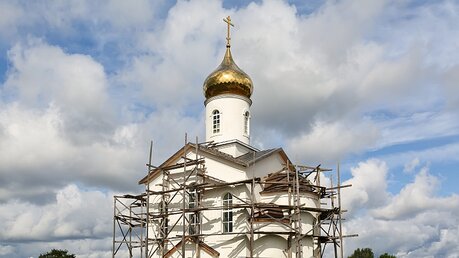 Russisch-orthodoxe Kirche mit Baugerüst / © Balakate (shutterstock)