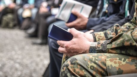 Soldat mit Gotteslob in der Hand / © Julia Steinbrecht (KNA)
