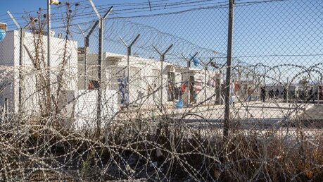 Stacheldrahtzaun um das Erstaufnahmelager Pournara für Flüchtlinge und Migranten in Kokkinotrimithia (Zypern) / © Andrea Krogmann (KNA)