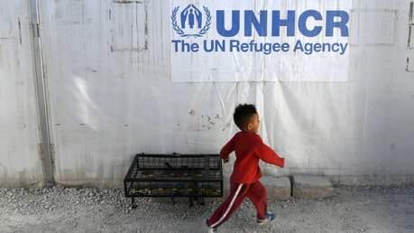UNHCR-Zelt in einem griechischen Flüchtlingslager / © Michael Varaklas (dpa)