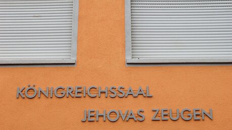 Zeugen Jehovas Schriftzug an Hauswand / © Harald Oppitz (KNA)