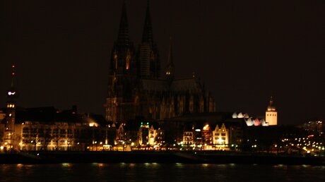 Der Kölner Dom in Dunkelheit bei der Earth Hour (Archivbild) / © Rebecca Dierkes, WWF