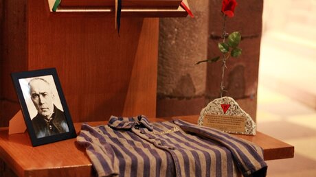 Ein KZ-Hemd und ein Bild von Maximilian Kolbe (KNA)