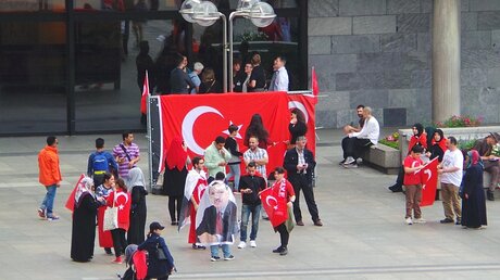 Türken versammeln sich am Tag nach dem Putsch vor dem Dom / © Marion Sendker (DR)