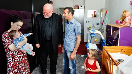 Kardinal Marx besucht Flüchtlingsfamilie in München (KNA)