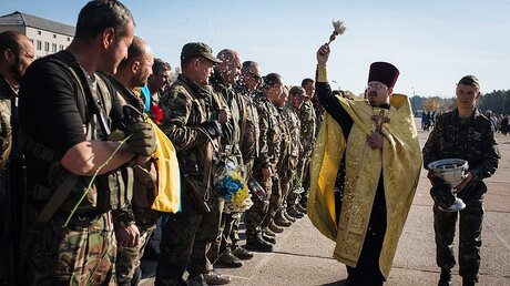Orthodoxer Priester segnet Soldaten nach ihrer Rückkehr aus der Ost-Ukraine (dpa)
