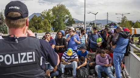Flüchtlinge an der deutschen Grenze / © Marc Müller (dpa)