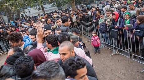 Flüchtlinge warten in Berlin auf Registrierung / © Michael Kappeler (dpa)