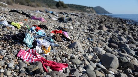 Kleidungsstücke an der türkischen Küste / © Gioia Forster (dpa)