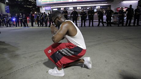 Stilles Gebet nach den tödlichen Schüssen auf Polizisten / © Ralph Lauer (dpa)