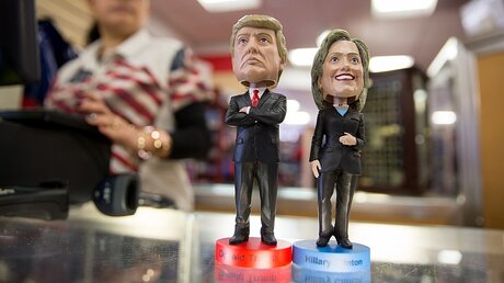 Wer macht die bessere Figur: Donald Trump oder Hillary Clinton? / © Kay Nietfeld (dpa)