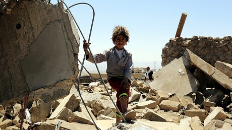 Vor allem die Kinder leiden im Jemen / © Yahya Arhab (dpa)