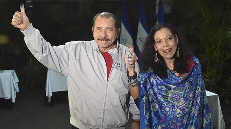 Daniel Ortega mit Ehefrau Rosario Murillo / © Rodrigo Arangua (dpa)