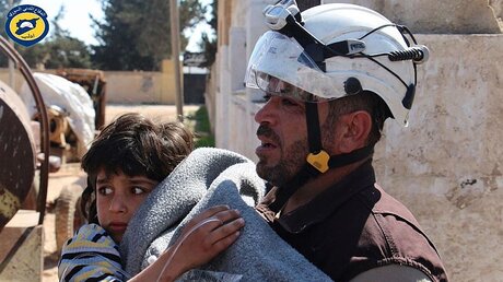 Helfer birgt Kind nach mutmaßlichen Giftgasangriff / © Syria Civil Defence/ZUMA Wire (dpa)