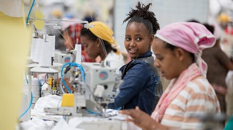 Textilfabrik in Äthiopien / © Kay Nietfeld (dpa)