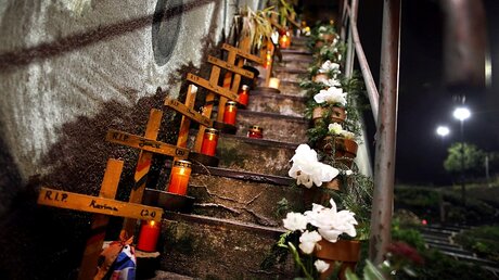 Kreuze an der Gedenkstätte für die Opfer der Loveparade (Archiv) / © Martin Gerten (dpa)