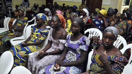 "Chibok-Mädchen" nach ihrer Befreiung / © Olamikan Gbemiga (dpa)