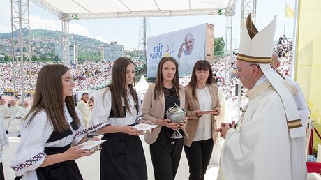 Papst Franziskus feiert Messe mit Jugendlichen in Sarajevo (dpa)