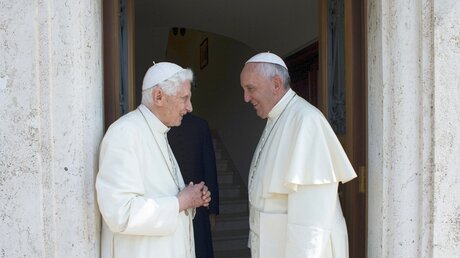Der emeritierte Papst Benedikt XVI. besucht Papst Franziskus 2015 (KNA)