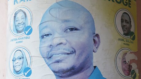 Wahlplakat in Tansania / © Joachim Heinz (KNA)