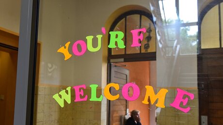 "You`re welcome" steht an einer Übergangseinrichtung für Flüchtlinge (KNA)