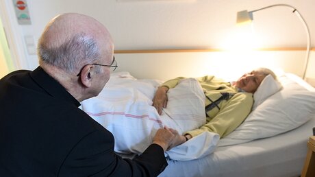 Bischof Genn besucht Hospiz / © Harald Oppitz (KNA)