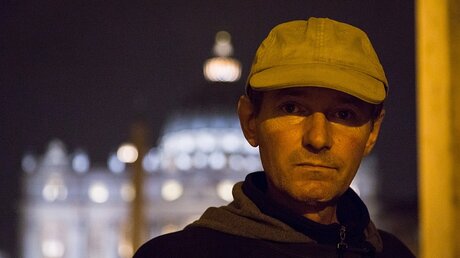 Obdachloser Krysztof vor dem Petersdom / © Andrea Krogmann (KNA)
