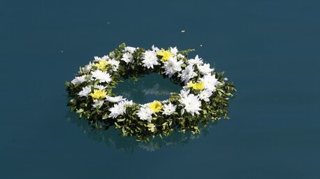 Blumenkranz im Gedenken an im Mittelmeer verstorbene Flüchtlinge  (KNA)