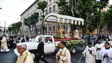 Fronleichnamsprozession am 26. Mai 2016 in Rom. Anschließend feierte Papst Franziskus mit Tausenden Gläubigen einen  Festgottesdienst zu Fronleichnam vor der römischen Lateranbasilika. (KNA)