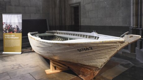 Ein Flüchtlingsboot aus Malta in der Nordturmhalle im Kölner Dom, am 31. Mai 2016. (KNA)